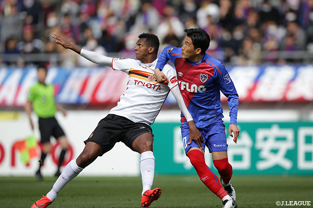 激しい競り合いをみせるチャン ヒョンス（FC東京）とジョー（名古屋）【明治安田Ｊ１ 第4節 FC東京vs名古屋】