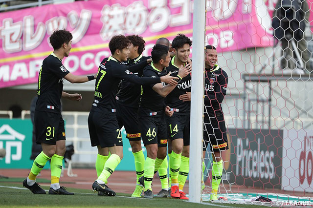 古巣相手に今季初ゴールを決めた杉本 健勇をチームメイトが祝福する【明治安田Ｊ１ 第4節 Ｃ大阪vs浦和】