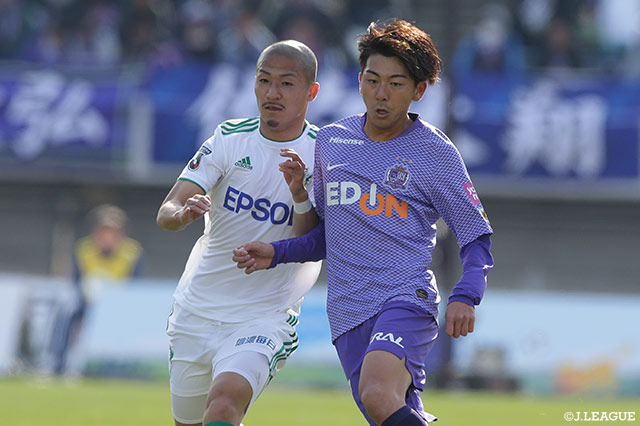 共にU-22日本代表メンバーに選ばれた前田 大然（松本）と松本 泰志（広島）が激しい競り合いをみせる【明治安田Ｊ１ 第4節 広島vs松本】