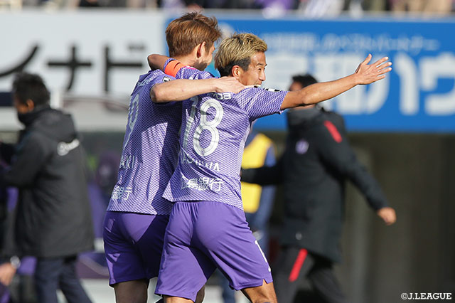 柏 好文（広島）がドリブルで切れ込むと相手に囲まれながらもコントロールシュートを放ち、豪快にネットを揺らす！【明治安田Ｊ１ 第4節 広島vs松本】