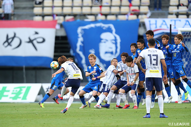 試合終盤、天野 純（横浜FM）がFKを直接狙うもゴールとはならず【明治安田Ｊ１ 第4節 大分vs横浜FM】