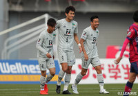 ファーサイドのヤン ドンヒョン(#9)が滑り込みながらボレーシュートで合わせ、福岡が試合を振り出しに戻した【明治安田J2 第4節 岡山vs福岡】