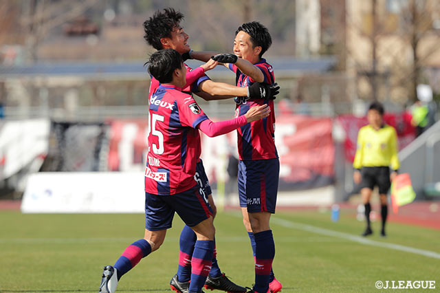 短くなったクリアを仲間 隼斗（#19）が走って押し込み、岡山は勝ち越しに成功した！【明治安田Ｊ２ 第4節 岡山vs福岡】