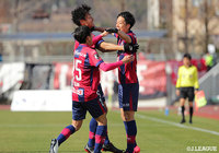 短くなったクリアを仲間 隼斗（#19）が走って押し込み、岡山は勝ち越しに成功した！【明治安田Ｊ２ 第4節 岡山vs福岡】