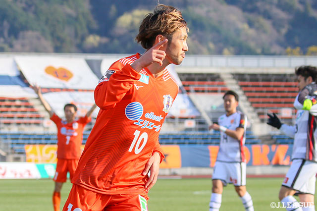 こぼれ球を神谷 優太（愛媛）が拾い、前に詰めてきた相手GKを見て冷静に浮かせてゴールをゲット！【明治安田Ｊ２ 第4節 愛媛vs山口】