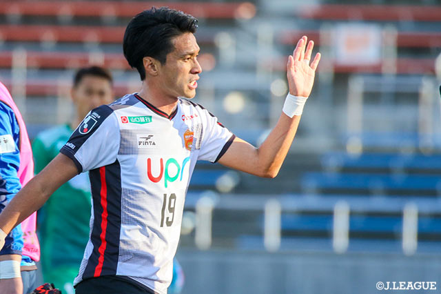 工藤 壮人（山口）が相手DFの一瞬の隙を突きボールを奪うと、そのまま持ち込み、打ったシュートがネットに突き刺さる！【明治安田Ｊ２ 第4節 愛媛vs山口】