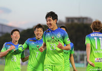 J1デビュー戦での初ゴールを決めた小野田 将人をチームメイトが祝福する【明治安田J1 第4節 湘南vs仙台】