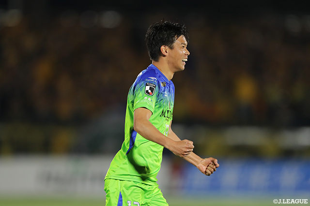 ペナルティアーク内でボールを受けた山根 視来（湘南）がシュートコースを作り出すと、左足でのシュートを叩き込んで追加点を獲得！【明治安田Ｊ１ 第4節 湘南vs仙台】