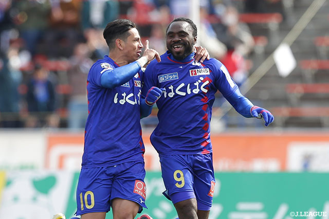 横谷のシュートのこぼれ球に反応したピーター ウタカが右足でゴールに流し込み、甲府が開始早々先制点をあげる【明治安田Ｊ２ 第4節 甲府vs長崎】