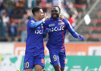 横谷のシュートのこぼれ球に反応したピーター ウタカが右足でゴールに流し込み、甲府が開始早々先制点をあげる【明治安田J2 第4節 甲府vs長崎】