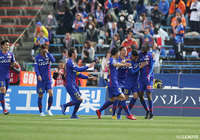 41分、ピーター ウタカのこの日2点目となるゴールが決まり、甲府が前半2点のリードを奪って折り返す【明治安田J2 第4節 甲府vs長崎】