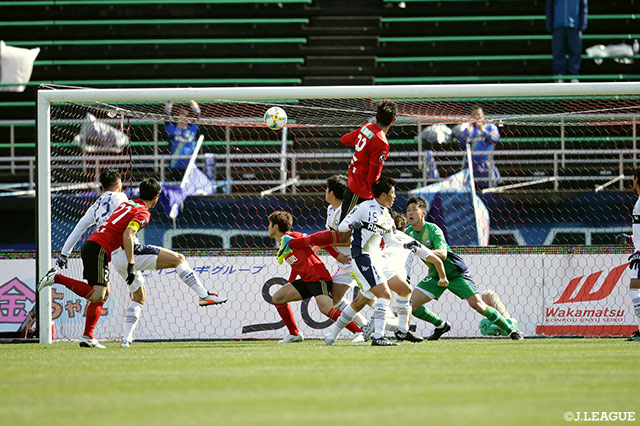 クルーニーの打点の高いヘディングシュートが決まり、ホームの金沢が先制！【明治安田Ｊ２ 第4節 金沢vs町田】