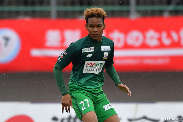 69分、岐阜は長倉の負傷により今季初出場となるイヨハ 理 ヘンリーを投入【明治安田Ｊ２ 第4節 岐阜vs鹿児島】