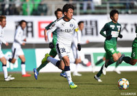 途中出場の中原 秀人が積極的にシュートを放つもDFに当たってしまいゴールならず【明治安田J2 第4節 岐阜vs鹿児島】