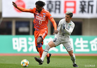 カウエ（新潟）と松田 力（福岡）が球際で激しく競り合う【明治安田Ｊ２ 第5節 新潟vs福岡】