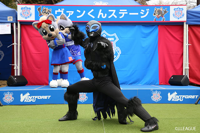 金沢の非公式マスコット「ヤサガラス」がヴァンくんステージに乱入！【明治安田Ｊ２ 第5節 甲府vs金沢】