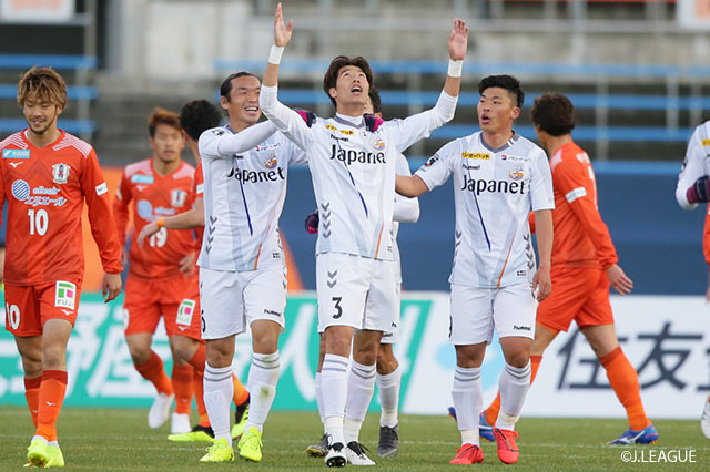 CKのチャンスから、チェ キュベック（#3）がいち早く流し込み、長崎が開始10分にスコアを動かす！【明治安田Ｊ２ 第5節 愛媛vs長崎】