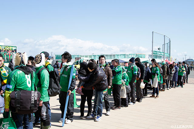 八戸、初のＪリーグホーム開幕戦！多くのサポーターが開場を心待ちにしています【明治安田Ｊ３ 第3節 八戸vsYS横浜】