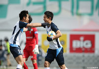 2得点ずつを決めた進 昂平(YS横浜/#11)と浅川 隼人(#20)【明治安田J3 第3節 八戸vsYS横浜】