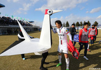 ホーム開幕戦を白星で飾った岩手。マスコットキャラクターのキズールも選手たちを祝福【明治安田Ｊ３ 第3節 岩手vs秋田】