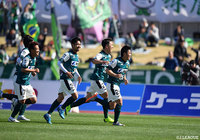 相模原は、同点に追いつかれた直後の上米良 柊人(#26)のゴールで再び勝ち越しに成功【明治安田J3 第3節 相模原vs鳥取】