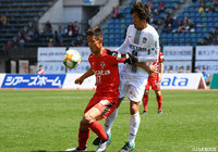 昨シーズン、共にJ2の舞台で戦った熊本と讃岐。各ポジションで見応えのある攻防が繰り広げられる【明治安田J3 第3節 熊本vs讃岐】