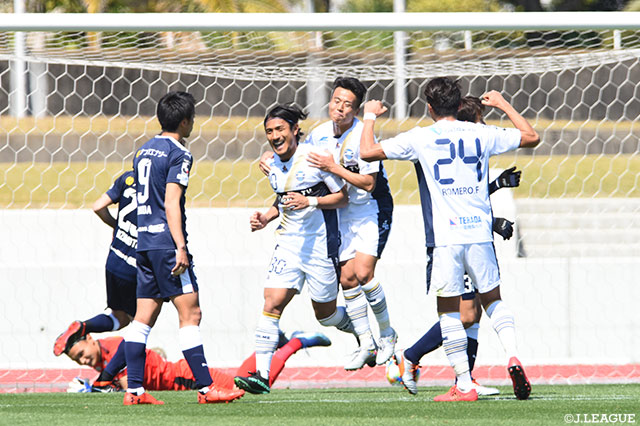 前半終了間際のPKを中島 裕希（#30）が決めて、町田が先制！【明治安田Ｊ２ 第5節 鹿児島vs町田】