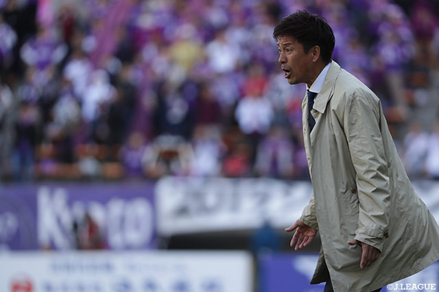 再建を託された千葉の江尻 篤彦監督が、タッチライン際から檄を飛ばす！【明治安田Ｊ２ 第5節 千葉vs京都】