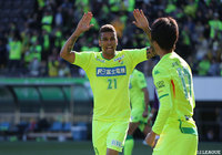 同点ゴールを決めた新井 一耀(#17)の元にアラン ピニェイロ(千葉/#21)が駆け寄り、笑顔を見せる【明治安田J2 第5節 千葉vs京都】