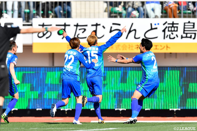 スルーパスに走りこんだ岸本 武流（#15）がGKをかわし、ゴールに流し込み徳島が先制。岸本は開幕戦以来のゴール【明治安田Ｊ２ 第5節 徳島vs東京Ｖ】