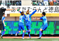 スルーパスに走りこんだ岸本 武流(#15)がGKをかわし、ゴールに流し込み徳島が先制。岸本は開幕戦以来のゴール【明治安田J2 第5節 徳島vs東京V】