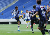 岡村 和哉(北九州)が右足を振り抜いて放ったシュートは、ゴール前の密集地帯を抜けてゴールに突き刺さる!【明治安田J3 第3節 G大23vs北九州】