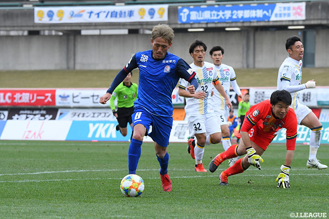 高橋 駿太（富山）がPA内に持ち込み、GKもかわして無人のゴールに流し込む！【明治安田Ｊ３ 第3節 富山vs群馬】