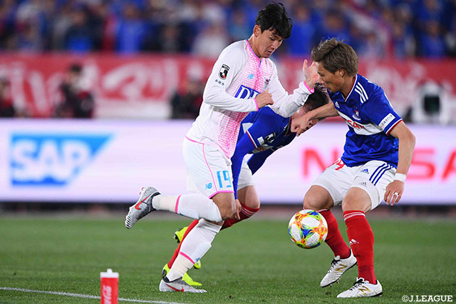 先日、A代表デビューを飾った畠中 槙之輔（横浜FM）が、趙 東建（鳥栖）の突破を阻止する【明治安田Ｊ１ 第5節 横浜FMvs鳥栖】