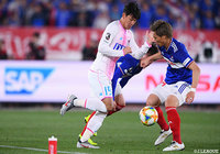 先日、A代表デビューを飾った畠中 槙之輔(横浜FM)が、趙 東建(鳥栖)の突破を阻止する【明治安田J1 第5節 横浜FMvs鳥栖】