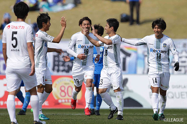 西 弘則（#23）が決勝点となるゴールを奪い、チームメイトとハイタッチを交わす【明治安田Ｊ３ 第4節 沼津vs讃岐】