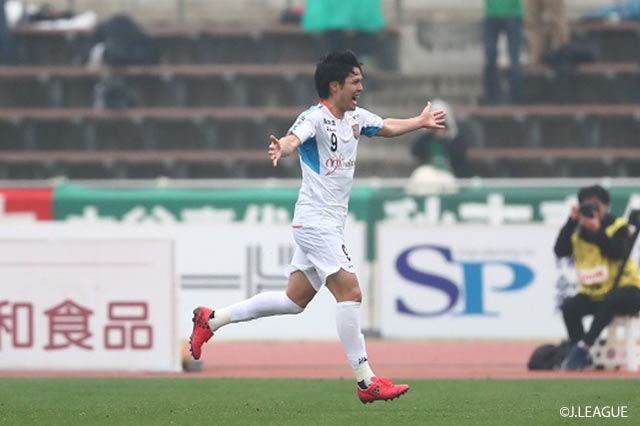 上形 洋介がゴール右上に狙い澄ましたシュートを放つ、これがネットに突き刺さり八戸が先制した！ベンチに向かって走り、喜びを爆発させる【明治安田Ｊ３ 第4節 群馬vs八戸】