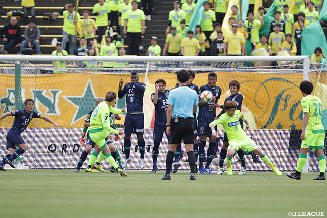 茶島 雄介（#25）が後半35分のFKを直接沈め、千葉が先制に成功する【明治安田Ｊ２ 第6節 福岡vs千葉】