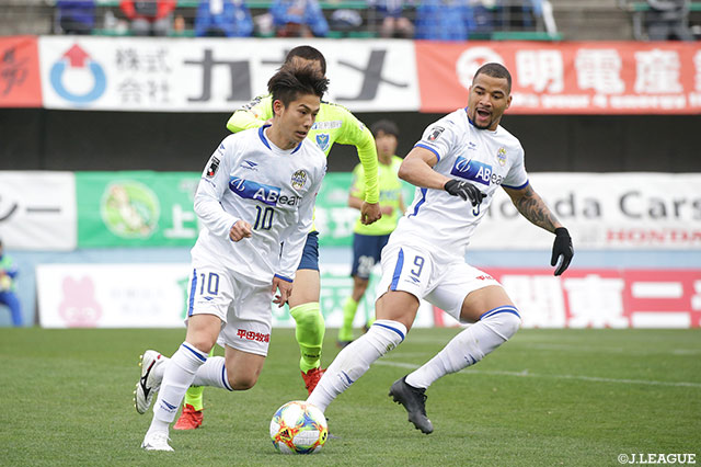 今季Ｇ大阪から加入し、スタメンに定着した井出 遥也（山形/#10）がボールを運ぶ【明治安田Ｊ２ 第6節 栃木vs山形】