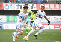 今季G大阪から加入し、スタメンに定着した井出 遥也(山形/#10)がボールを運ぶ【明治安田J2 第6節 栃木vs山形】