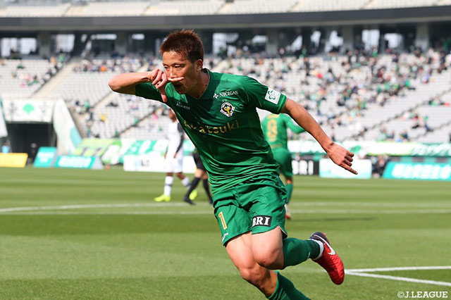 前半38分、右サイドからのクロスに素早く反応した林 陵平（東京Ｖ）が、頭で合わせネットを揺らす！【明治安田Ｊ２ 第6節 東京Ｖvs柏】