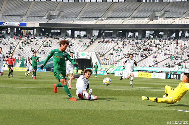 先制から2分後、ドリブルで駆け上がった小池 純輝（#19）がループシュートを決めて、東京Ｖがリードを2点に広げる【明治安田Ｊ２ 第6節 東京Ｖvs柏】