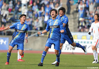 右からのCKに、藤井 航大(#3)が打点の高いヘディングで合わせてホームの町田が先制!【明治安田J2 第6節 町田vs愛媛】