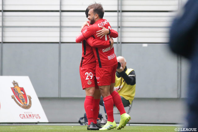 味方選手のシュートの跳ね返りをガブリエル シャビエルが落ち着いてゴールに流し込み、17分に名古屋が先制！【明治安田Ｊ１ 第5節 名古屋vs札幌】