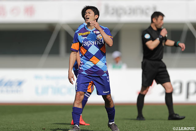 玉田 圭司（長崎）が左足でゴール左上を狙い澄ましたシュートを放つも、相手GKの好セーブに阻まれてしまう【明治安田Ｊ２ 第6節 長崎vs大宮】