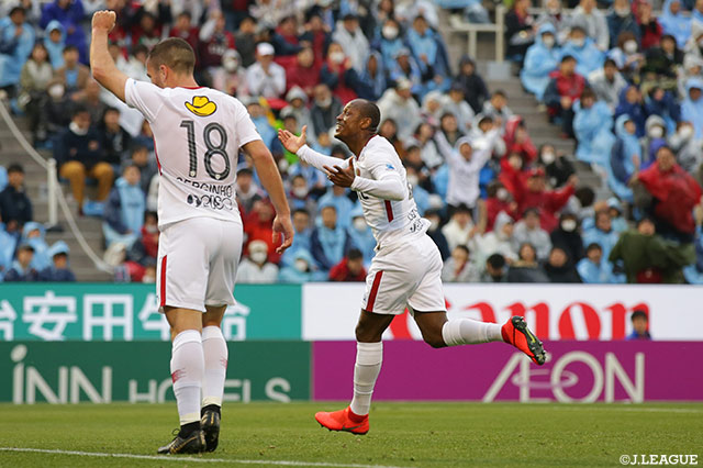 安西とのワンツーでDFを置き去りにし、PAに進入したレオ シルバ（鹿島）がゴール右隅に流し込み、同点ゴールを奪う！【明治安田Ｊ１ 第5節 磐田vs鹿島】