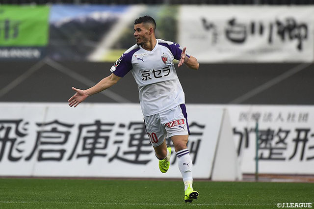 先制点をもたらしたジュニーニョ（京都）。今季初得点を記録【明治安田Ｊ２ 第6節 岐阜vs京都】