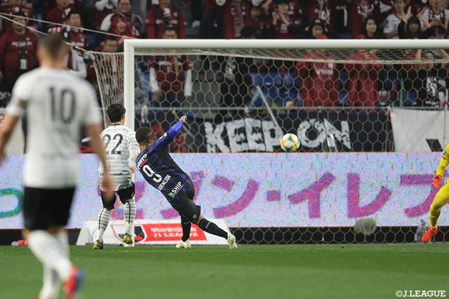 アデミウソン（Ｇ大阪）が、手前でワンバウンドしたボールを右足でダイレクトで合わせてボレーシュートをネットに突き刺す！【明治安田Ｊ１ 第5節 Ｇ大阪vs神戸】