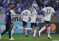 前半終了間際、ルーカス ポドルスキ(神戸/#10)が左足で抑え気味のボレーシュートをゴール左に突き刺して、1点差に詰め寄る【明治安田J1 第5節 G大阪vs神戸】