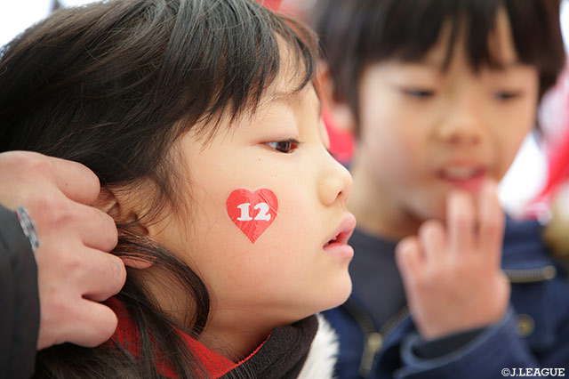 浦和レッズオリジナルデザインのフェイスペイントして応援だ！【明治安田Ｊ１ 第5節 浦和vsFC東京】